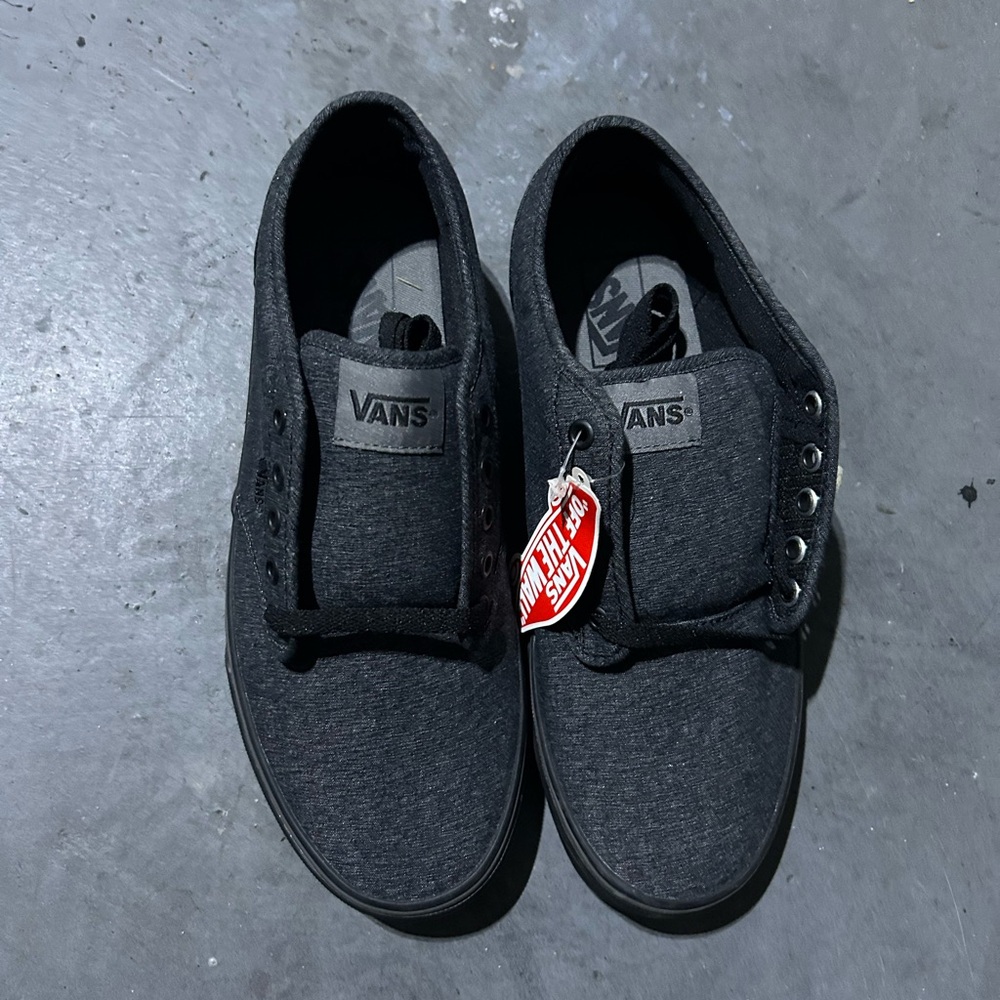 Van 9.5 never worn